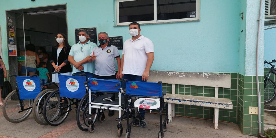 Post no Instagram do @esnoticiasdigital sensibiliza empresário da Serra que doa ao Hospital de Piúma quatro cadeiras de rodas